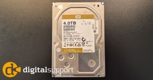 WD Gold 4 TB datacenter-harddisk, model WD4002FYYZ, set ovenfra